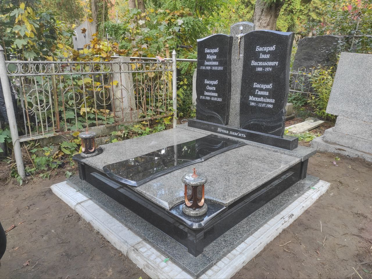 Подвійний пам’ятник №17