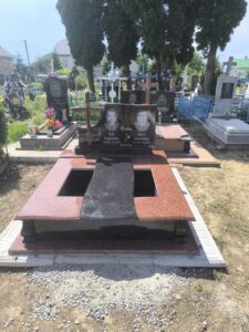 Подвійний пам’ятник №18