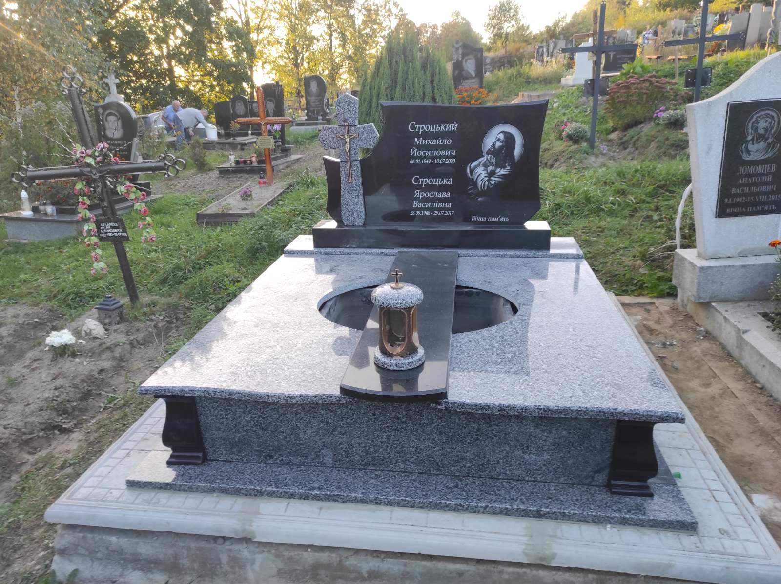 Подвійний пам’ятник №25