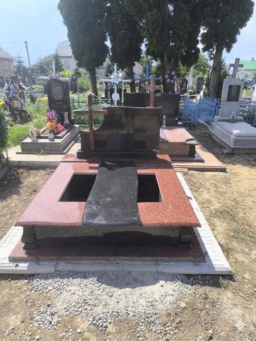 Подвійний пам’ятник №18